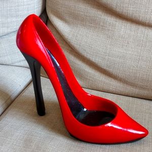 Metal wine bottle display stand